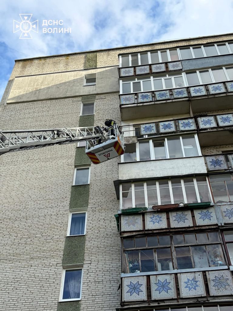 У Луцьку негода пошкодила балкон у багатоповерхівці