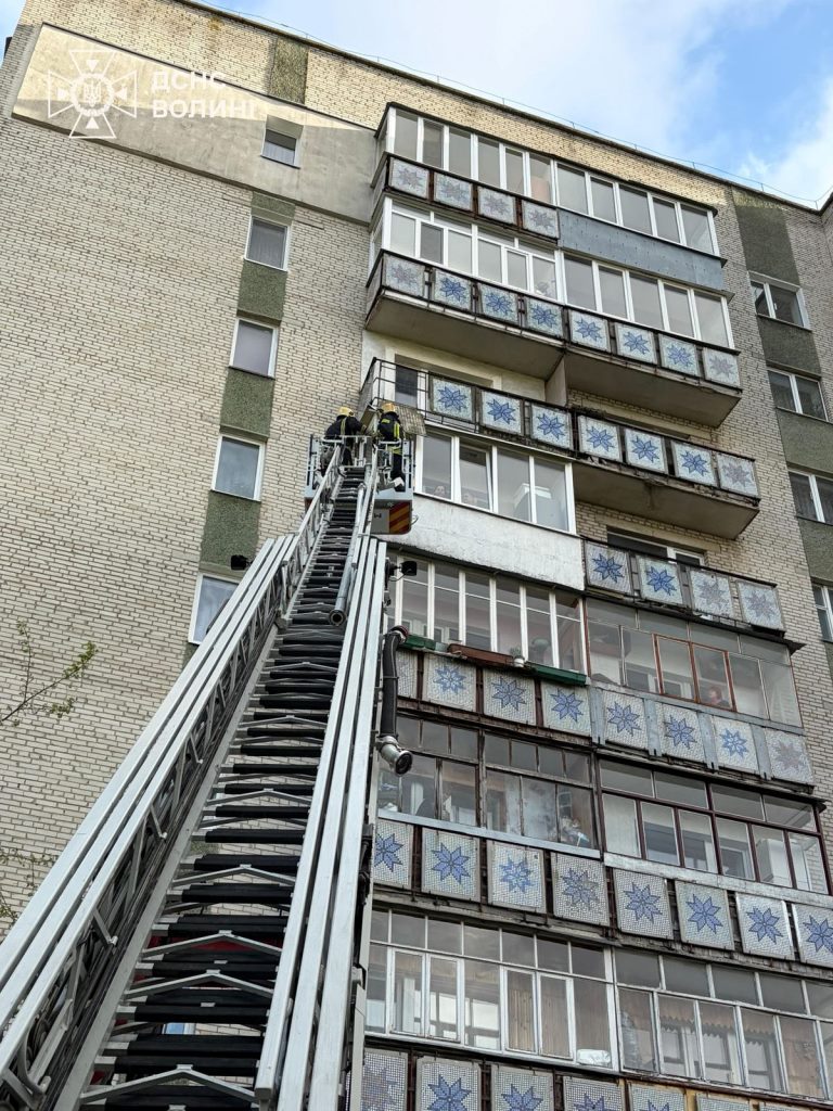 У Луцьку негода пошкодила балкон у багатоповерхівці