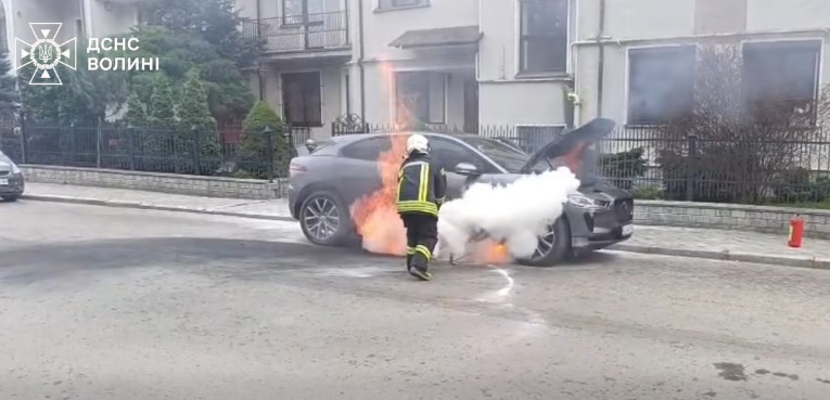 У центрі Луцька горів електроавтомобіль