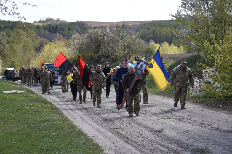 У Городищенській громаді в останню дорогу провели воїна Олександра Сернюка