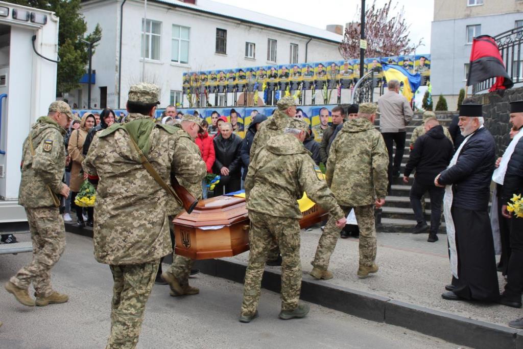 У Рожищенській громаді попрощалися із воїном Антоном Хвостюком