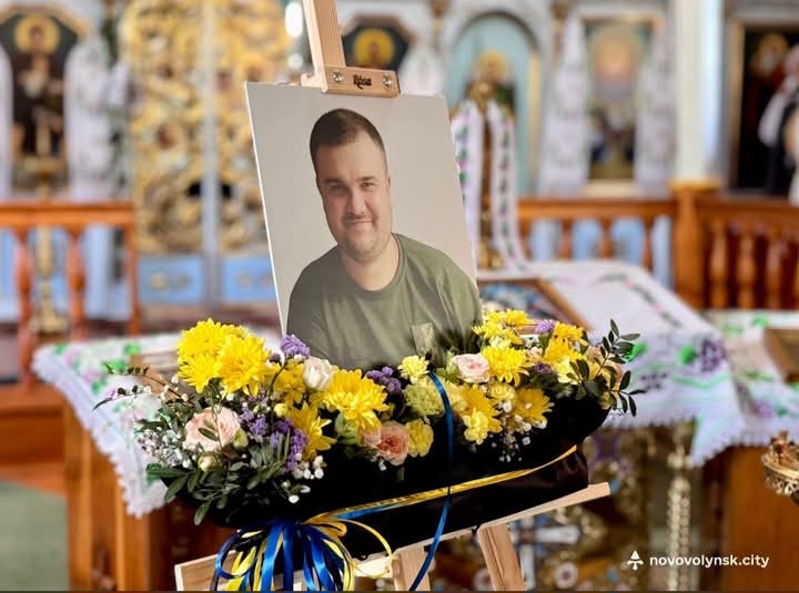 Нововолинська громада попрощалася з Героєм Богданом Каспруком