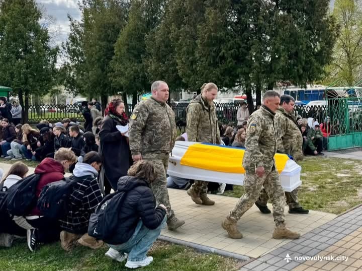 Нововолинська громада попрощалася з Героєм Богданом Каспруком
