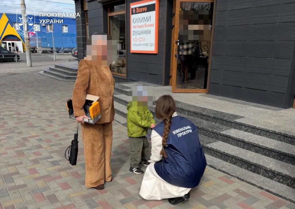 Продала 6-річного сина за 25 000 доларів: жительці Волині повідомили про підозру