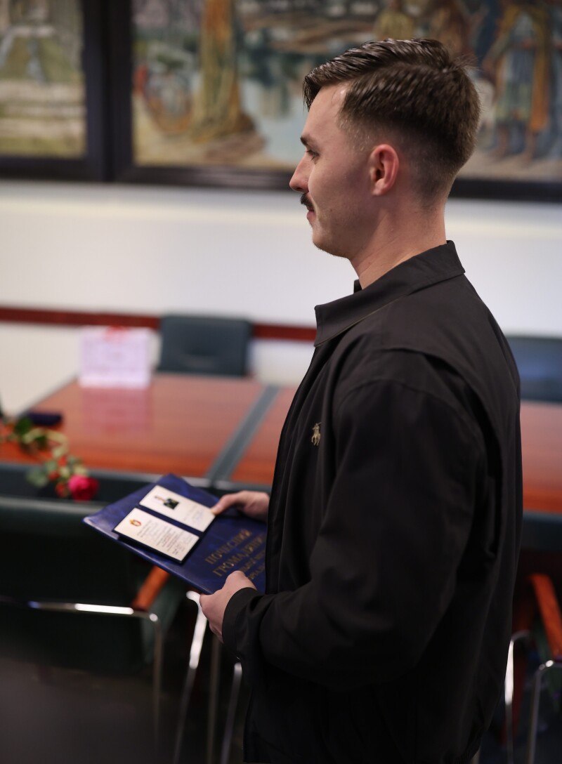 Катерина Шкльода вручила відзнаку «Почесний громадянин міста Луцька» українському пілоту-винищувачу KARAYA