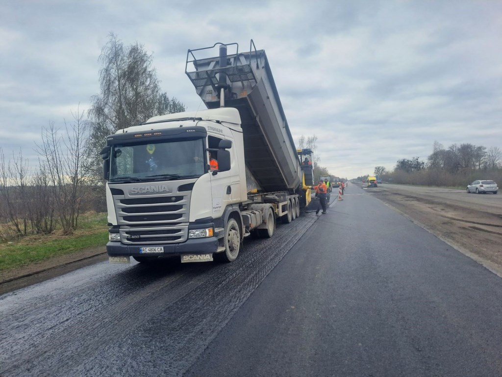 На волинських автошляхах ліквідували 136 тисяч метрів квадратних пошкоджень