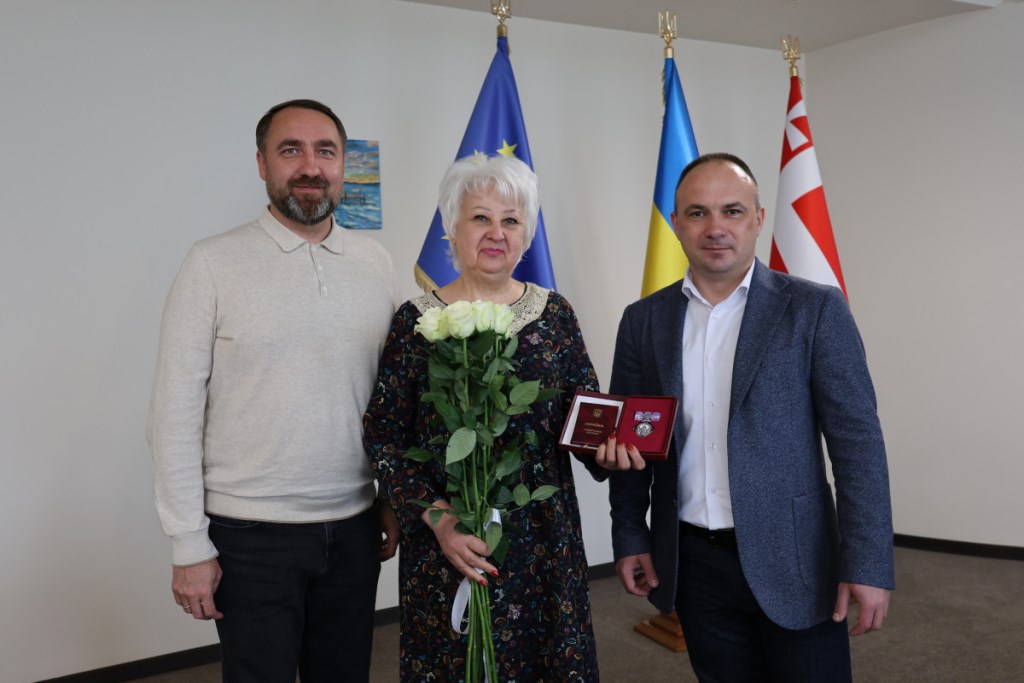 Очільник Волинської ОВА вручив державну нагороду засновниці ГО «Крила Матері»