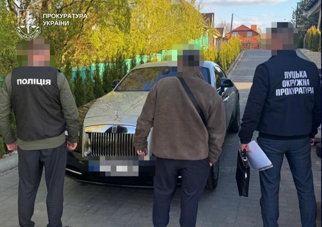 Взяли під варту чиновника Луцькради, підозрюваного в одержанні 30 000 доларів хабаря