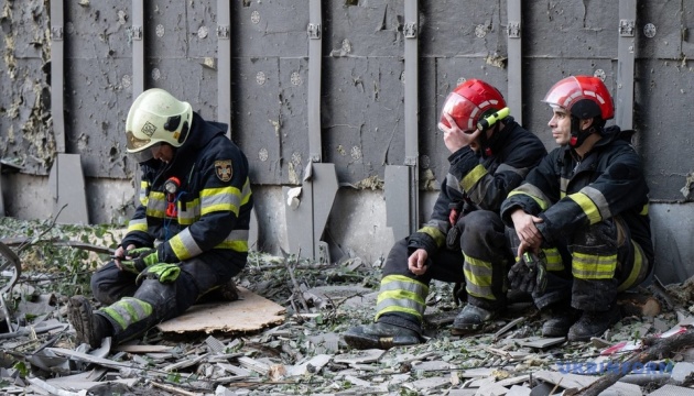 У Києві завершили пошуково-рятувальну операцію після удару рф – загинули 24 людини, 48 травмованих
