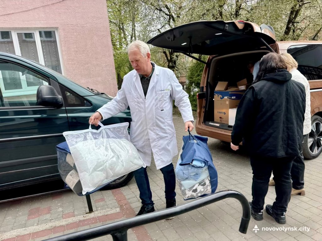 Громадські активісти зі Словаччини привезли гуманітарну допомогу в Нововолинську громаду