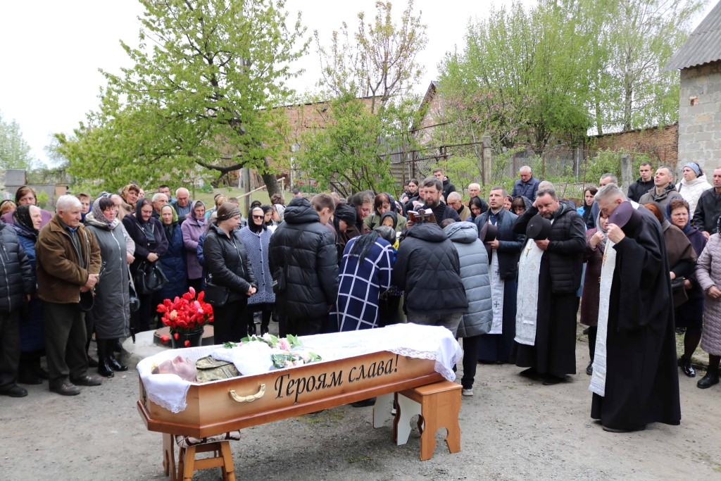 У Горохівській громаді попрощалися із воїном Іваном Василюком