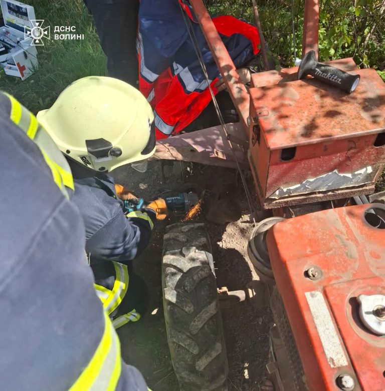 У Поромівській громаді рятувальники допомогли чоловіку, якому затиснуло ногу у механізмі комбайну