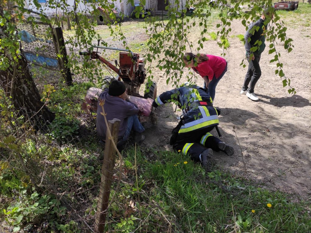 У Поромівській громаді рятувальники допомогли чоловіку, якому затиснуло ногу у механізмі комбайну