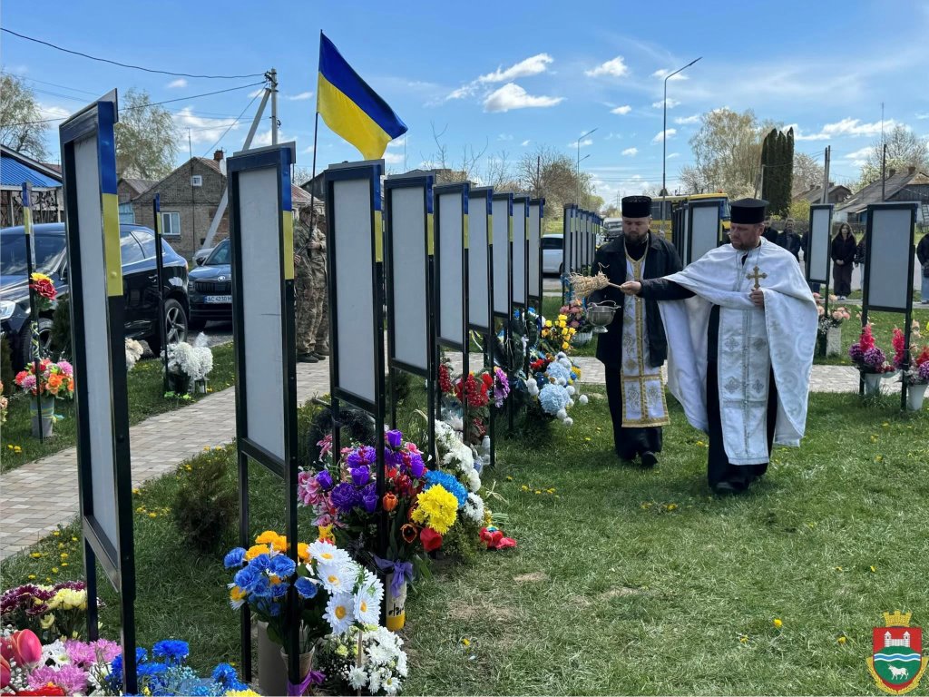 У Затурцівській громаді встановили та освятили сім нових стел полеглим воїнам
