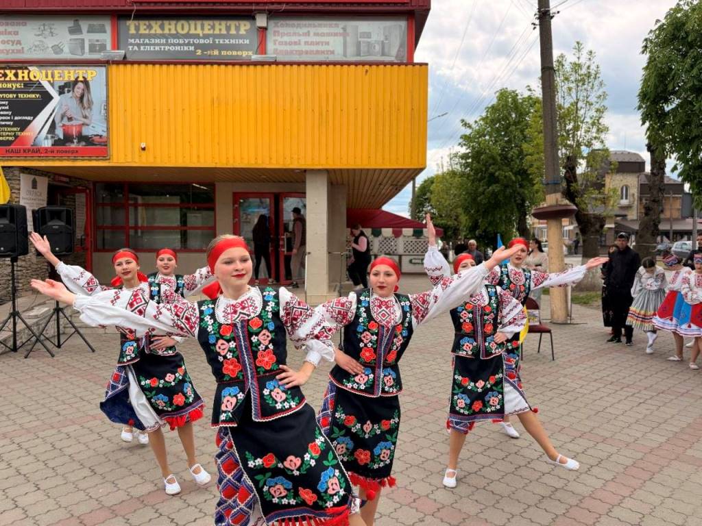 У Камені-Каширському збирали кошти для ЗСУ під час святкування Дня матері