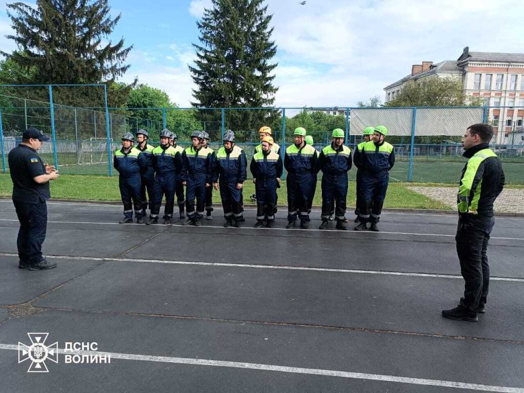 У Луцьку рятувальники проходять практичні заняття з верхолазної підготовки
