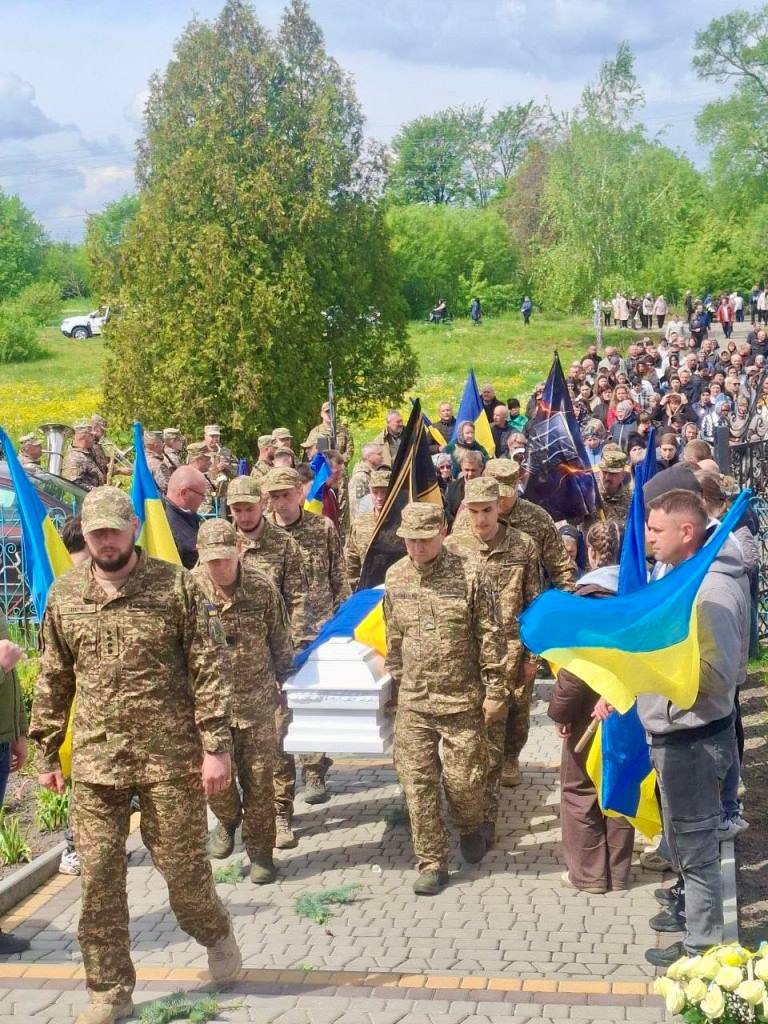 У Литовезькій громаді попрощалися із воїном Петром Олендром