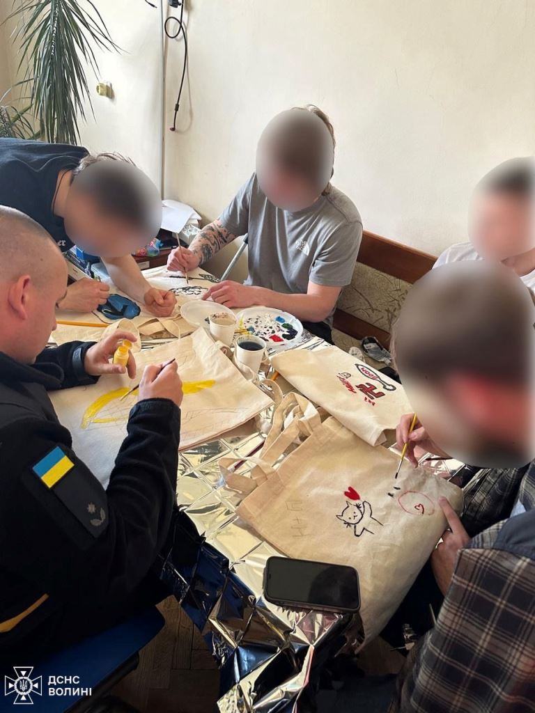 Арт-терапія як шлях до відновлення: психологи ДСНС Волині відвідали поранених захисників