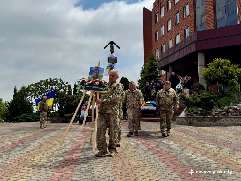 У Нововолинській громаді попрощалися з Героєм Олександром Грабовим