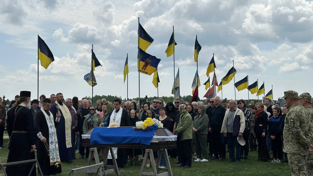 У Старовижівській громаді попрощалися із воїном Андрієм Трохимчуком