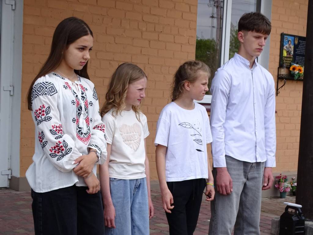 У Турійській громаді відкрили меморіальну дошку на честь воїна Юрія Патія