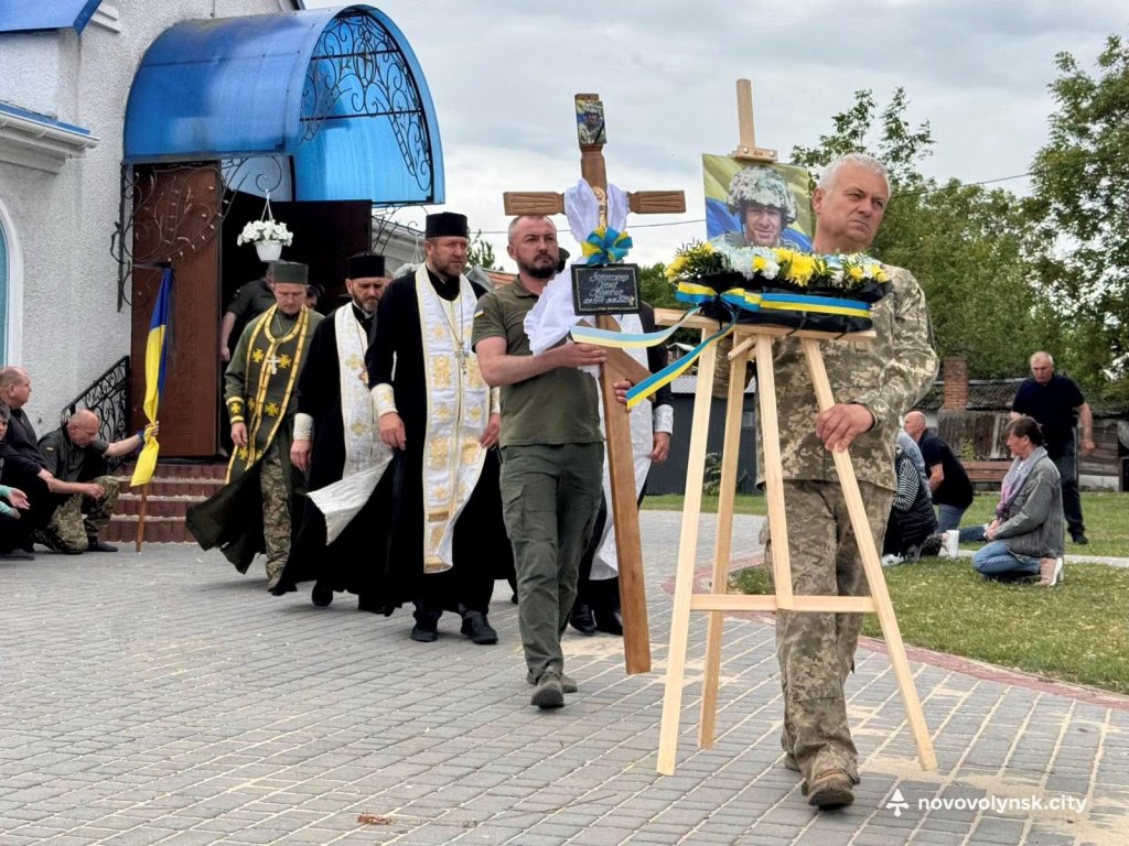 Нововолинська громада попрощалася з полеглим Захисником Сергієм Запорожцем