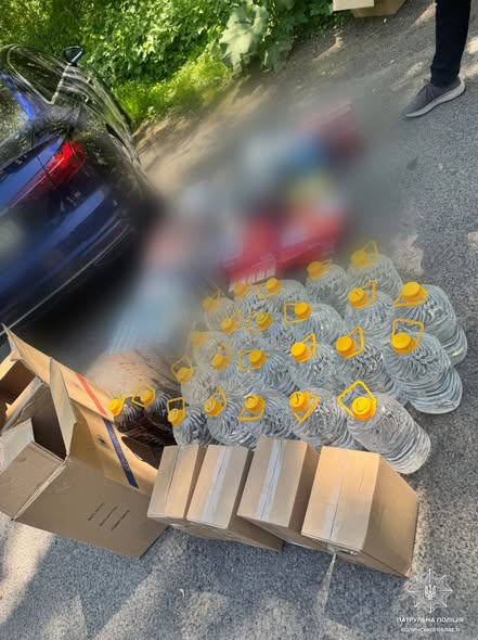 Поблизу Луцька патрульні зупинили водія, який перевозив тютюнові вироби та рідини без відповідних маркувань