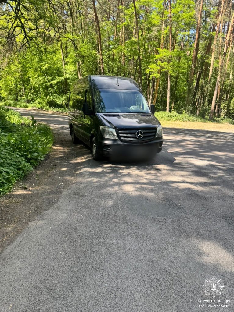 Поблизу Луцька патрульні зупинили водія, який перевозив тютюнові вироби та рідини без відповідних маркувань