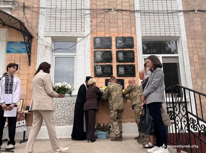 На фасаді Нововолинського ліцею відкрили ще дві меморіальні дошки полеглим Героям