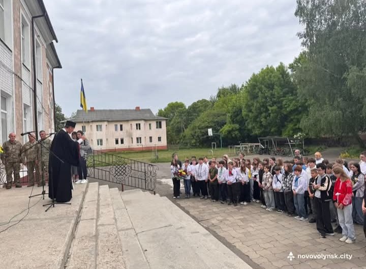 На фасаді Нововолинського ліцею відкрили ще дві меморіальні дошки полеглим Героям