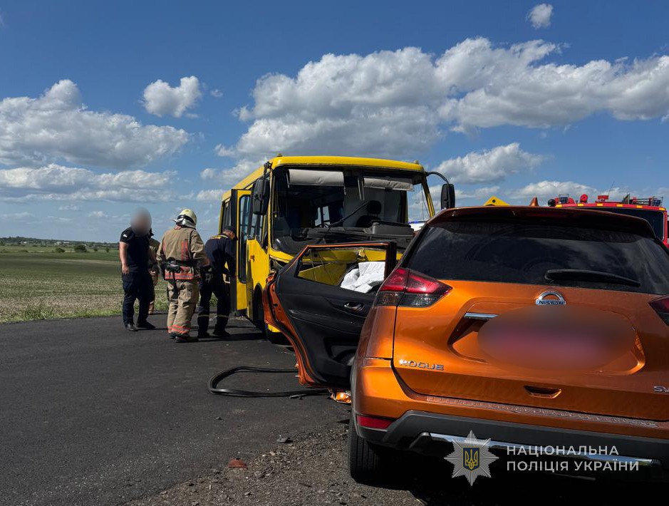 У Ковельському районі зіткнулися легковий автомобіль та шкільний автобус
