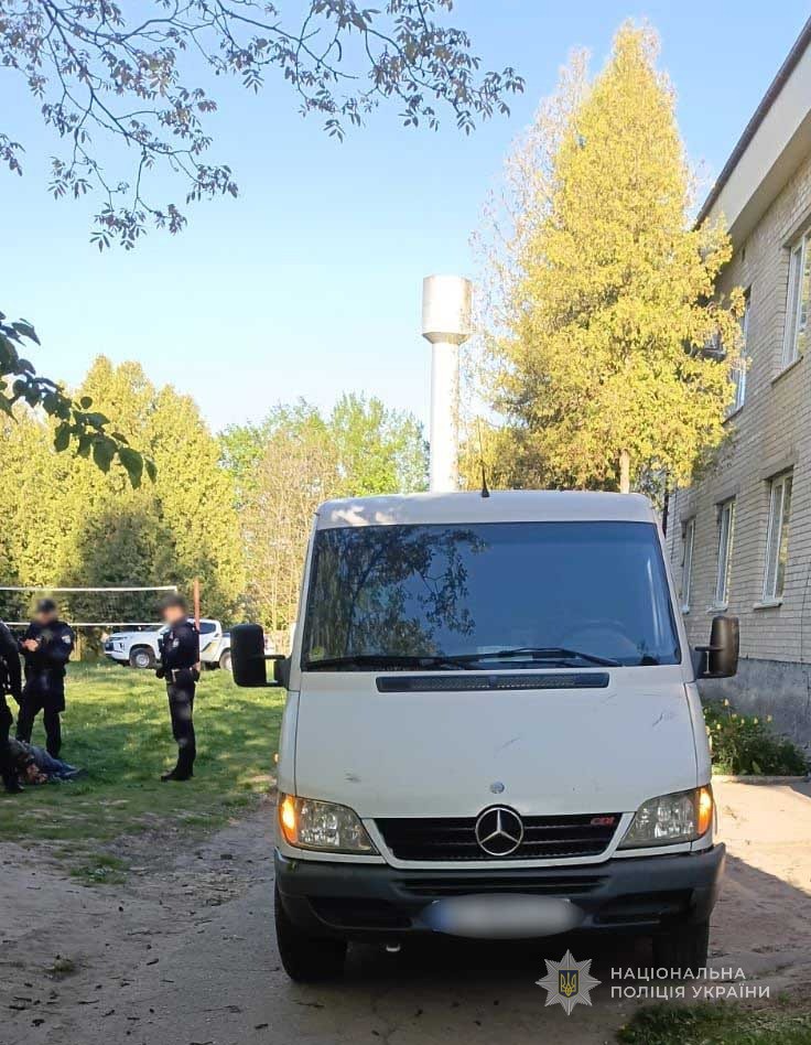У Луцькому районі поліцейські зупиняли порушника з застосуванням зброї: зловмисника затримали