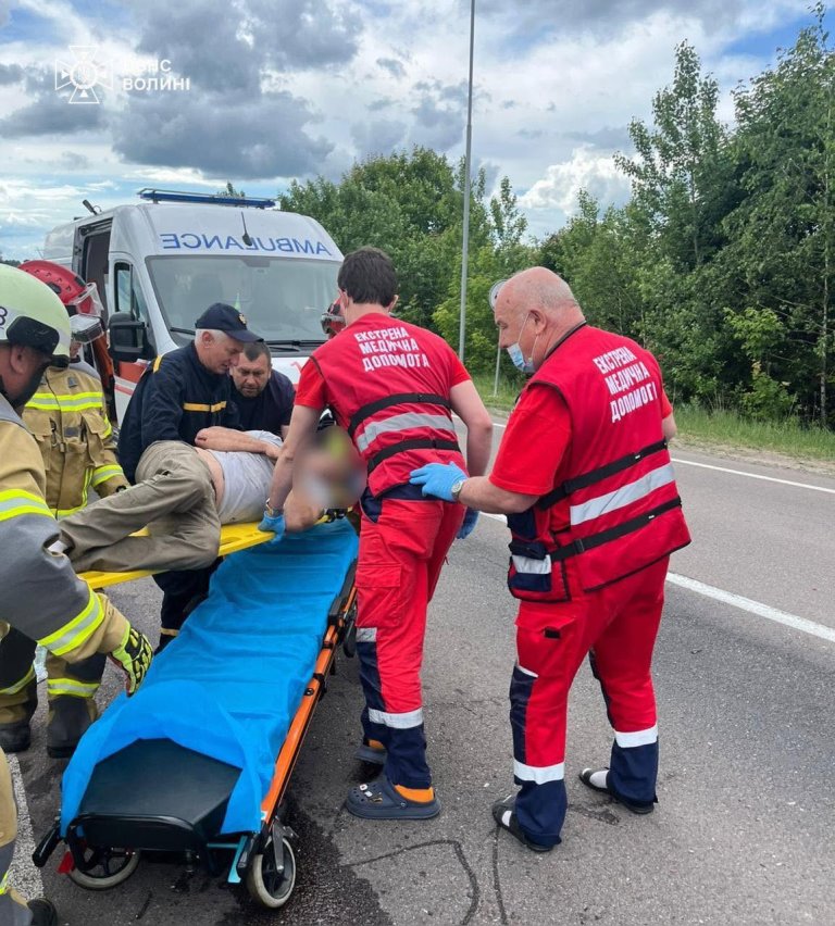 ДТП у Луцькому районі: рятувальники деблокували затиснутого в авто водія