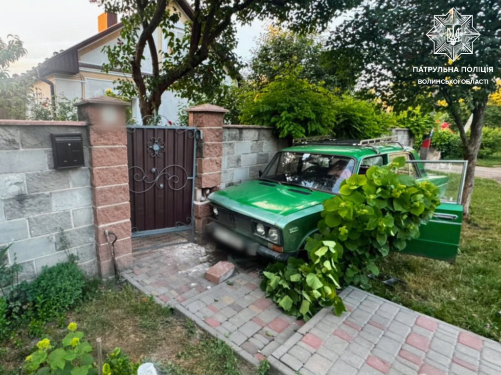 У Луцьку водій з ознаками сп’яніння здійснив наїзд на паркан