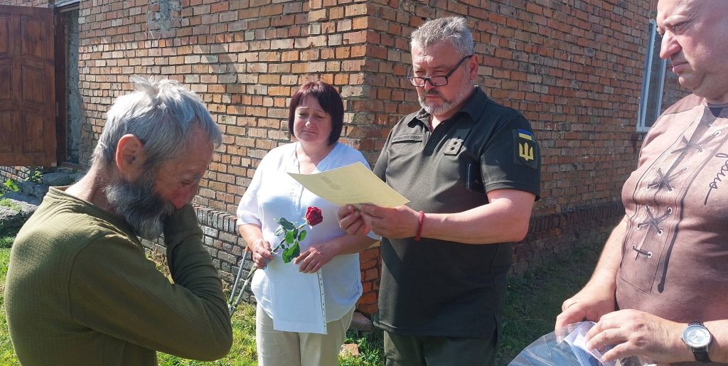 У Павлівській громаді батькові зниклого безвісти воїна Василя Горбатова вручили державну нагороду