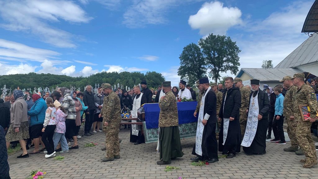 Берестечківська громада провела в останню земну дорогу Героя Юрія Ростанюка