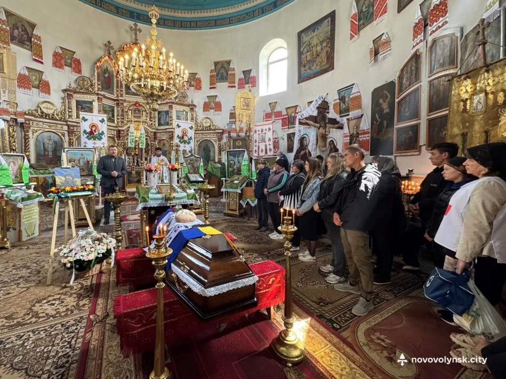 У Нововолинській громаді попрощалися із воїном Андрієм Грущуком