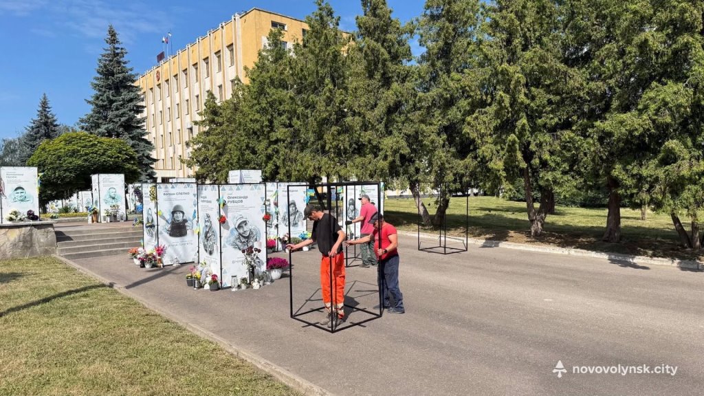Ще 12 портретів з’явилося на Алеї Героїв у Нововолинську