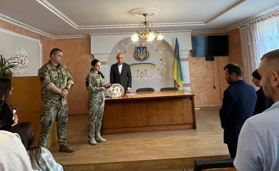 У Колківській громаді батькам полеглого воїна Романа Климчука вручили його посмертну нагороду