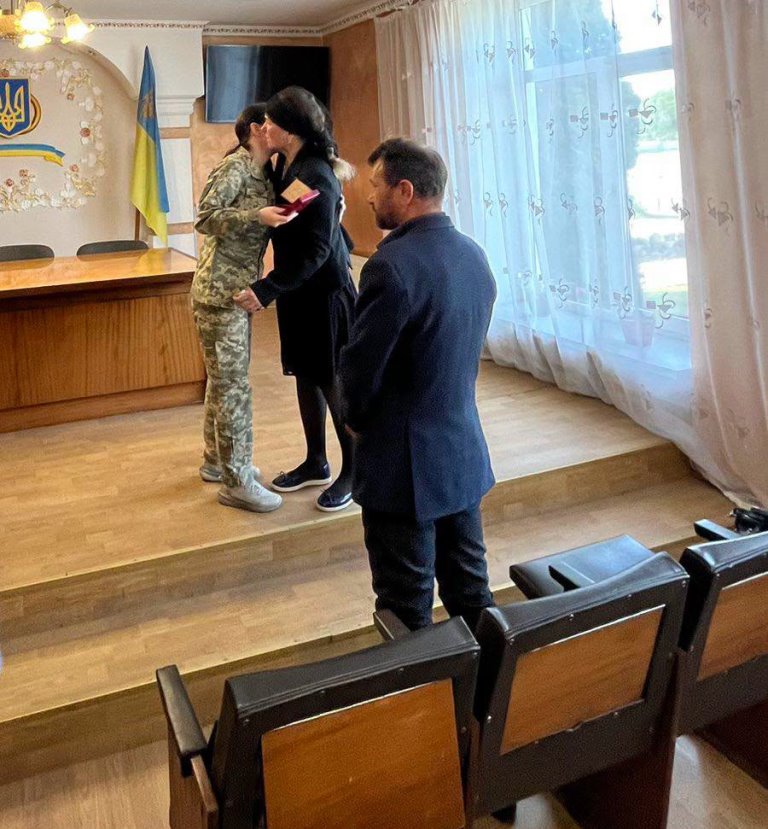 У Колківській громаді батькам полеглого воїна Романа Климчука вручили його посмертну нагороду