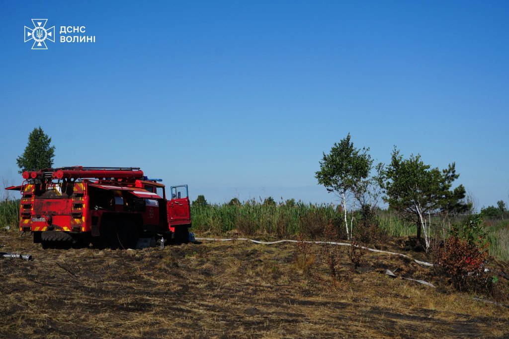 Пекло під ногами: волинські рятувальники понад тиждень приборкують підступну пожежу на торфовищі