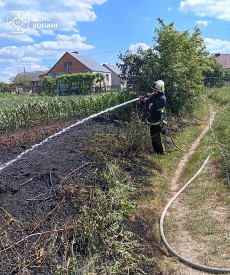 Минулої доби рятувальники ліквідували чотири пожежі сухої трави на території Волині