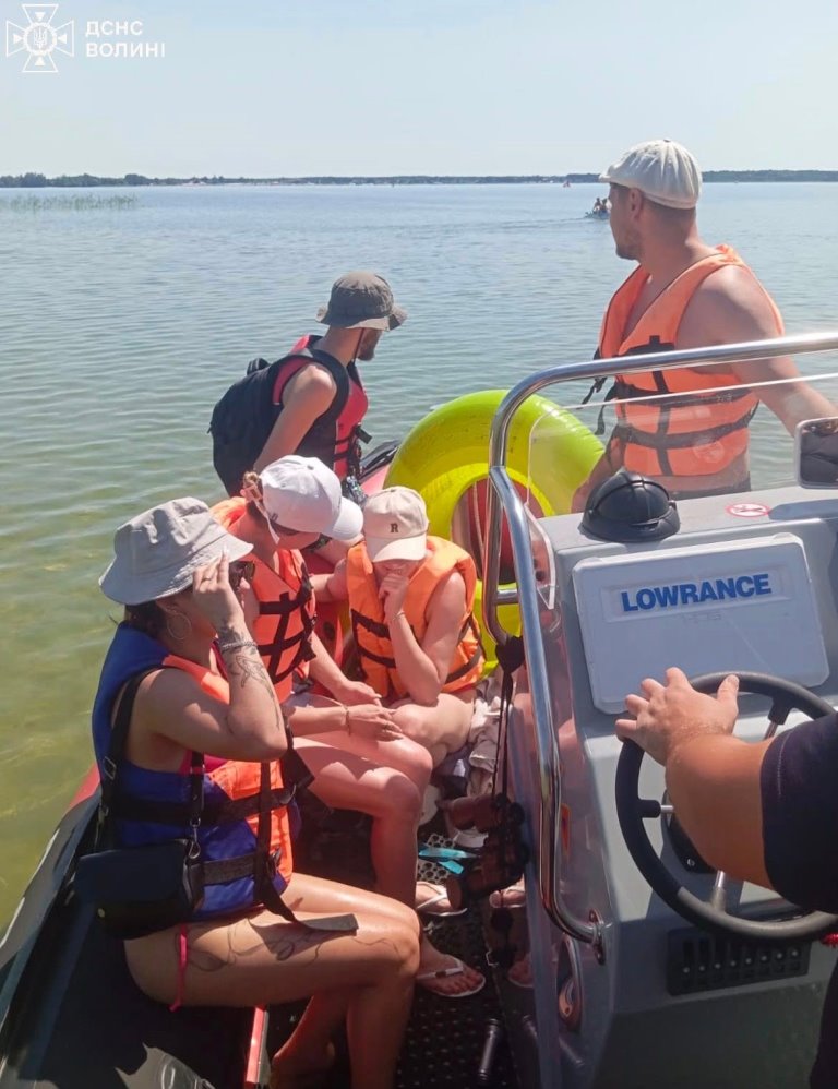 Рятувальники допомогли шістьом відпочивальникам повернутися з острова на озері Світязь