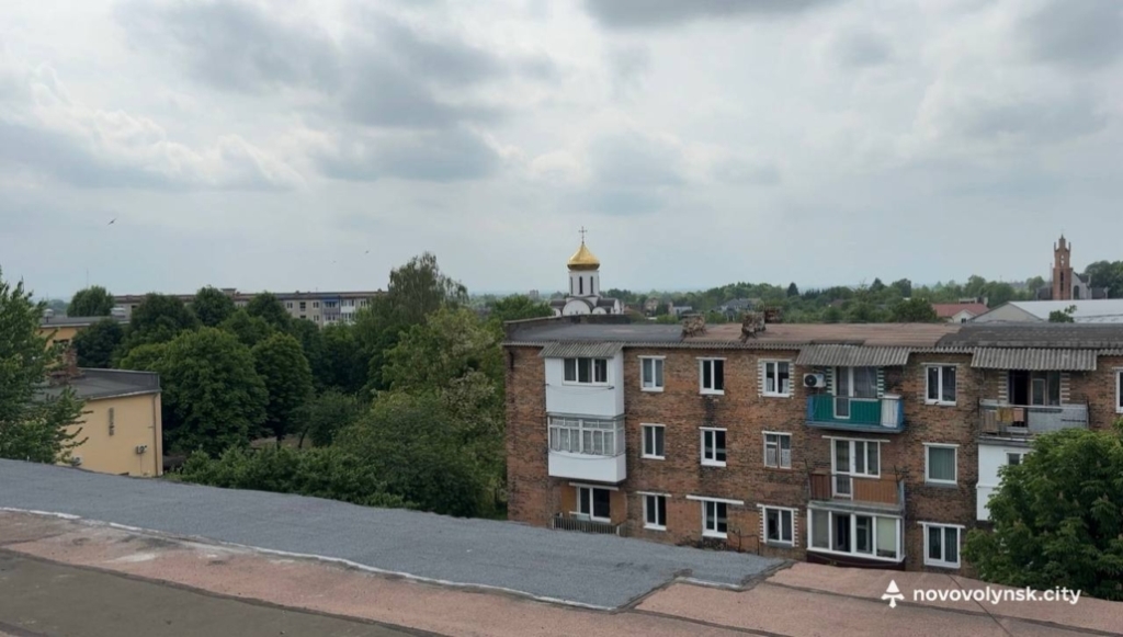 Револьверний фонд у дії: у Нововолинську ОСББ «Калина НВ» відремонтувало покрівлю двох будинків