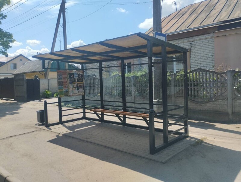 У Луцькій громаді на зупинках громадського транспорту зробили поточний ремонт скляних павільйонів