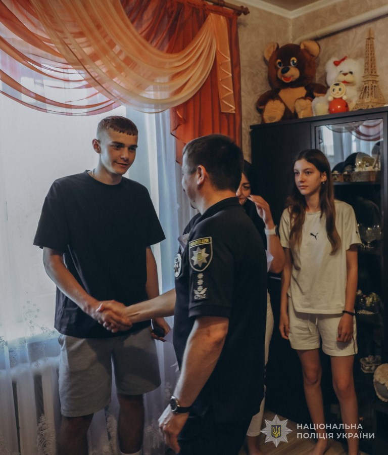 Поліцейські Волині привітали з повноліттям сина колеги, який зник безвісти під час виконання бойового завдання