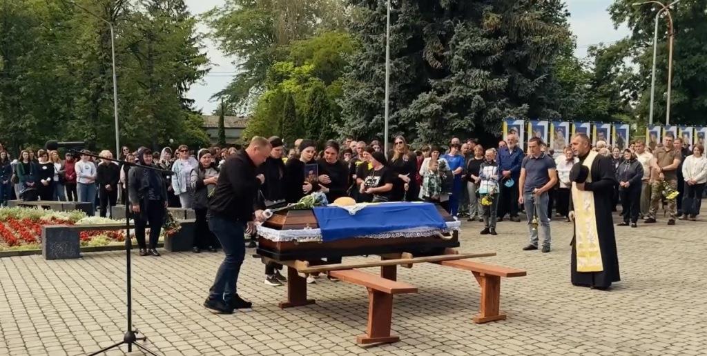 У Шацьку провели в останню путь Героя Олександра Комбарова
