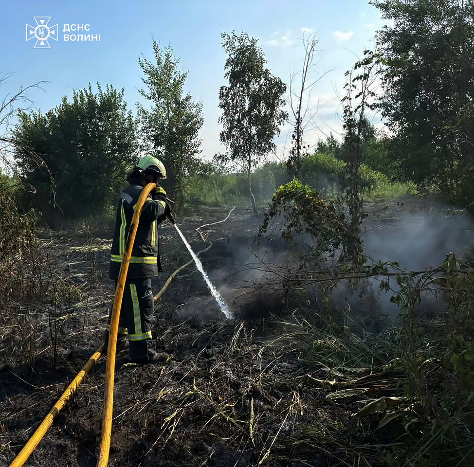 Минулої доби на Волині рятувальники ліквідували чотири пожежі на відкритих територіях, триває гасіння займань на торфовищах