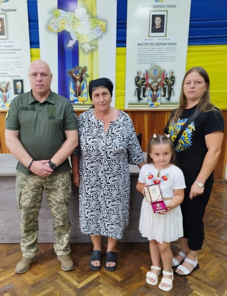 Матері воїна із Оваднівської громади Миколи Пеприка вручили його посмертну нагороду