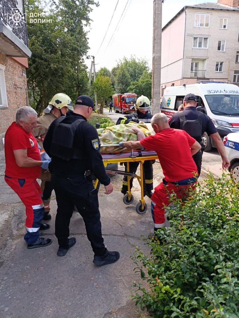 У Нововолинську рятувальники допомогли медикам потрапити у квартиру пенсіонерки, яка не виходила на зв’язок